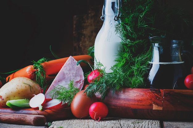 Świeże składniki na blacie kuchennym